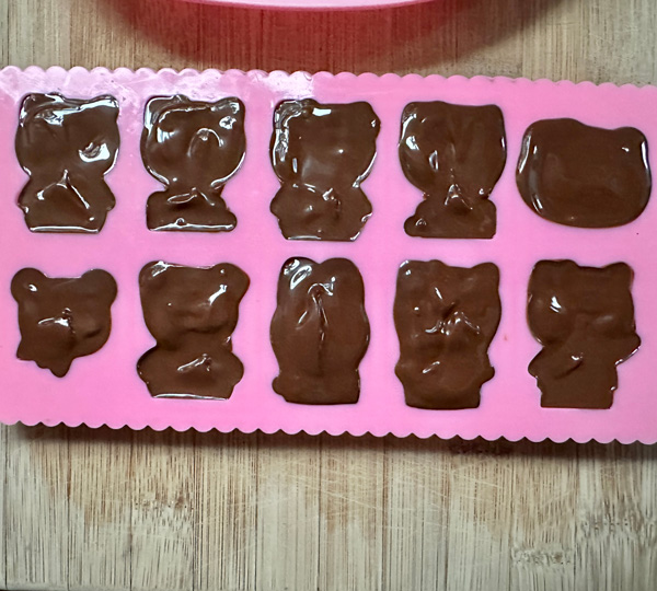 step 3 in making hello kitty butterfinger candies