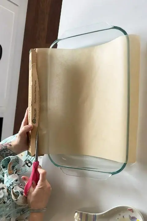 cutting parchment paper for the cake pan