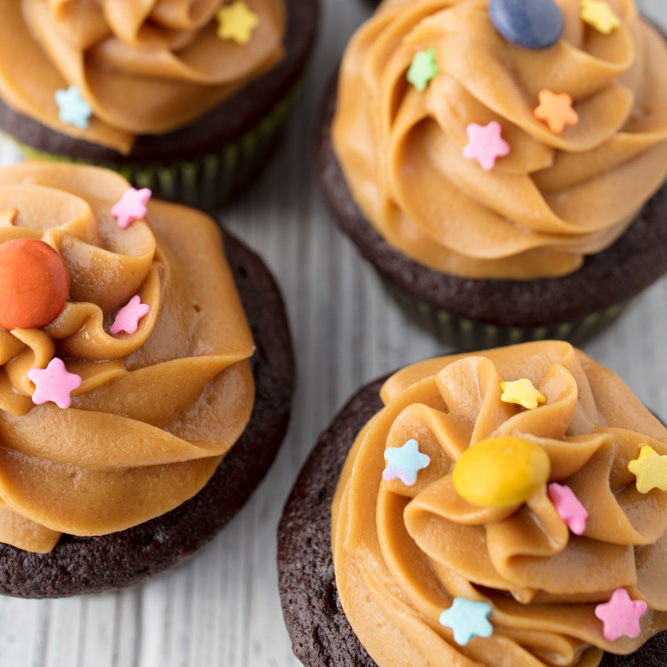 vegan chocolate peanut butter cupcakes