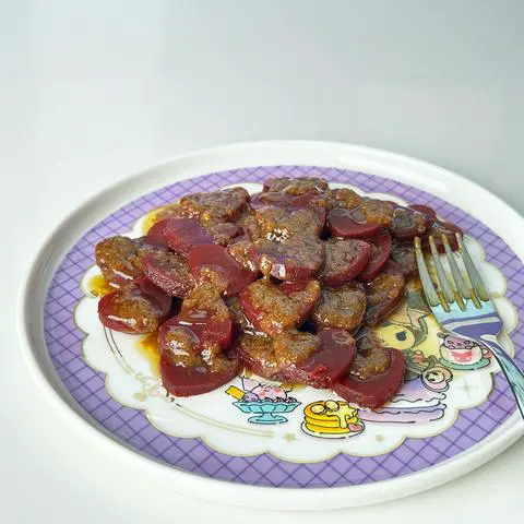 beet salad with dressing on a kuromi plate.