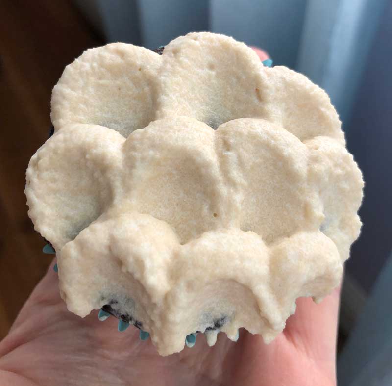 making mermaid scales out of vegan caramel buttercream