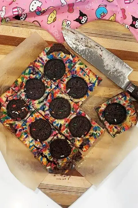 oreo brownies after cutting them.