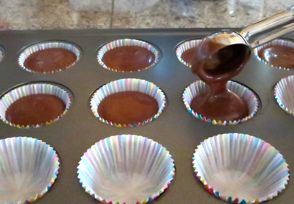 making chocolate snickerdoodle cupcakes