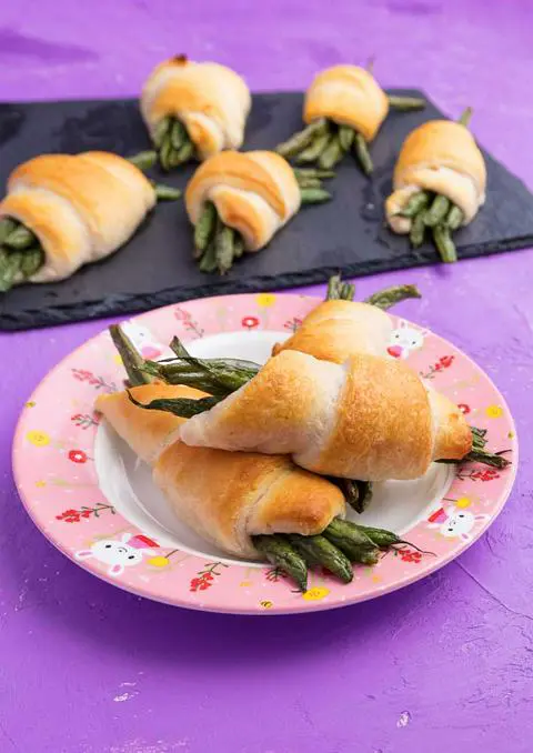 baked seasoned green beans wrapped in crescent rolls