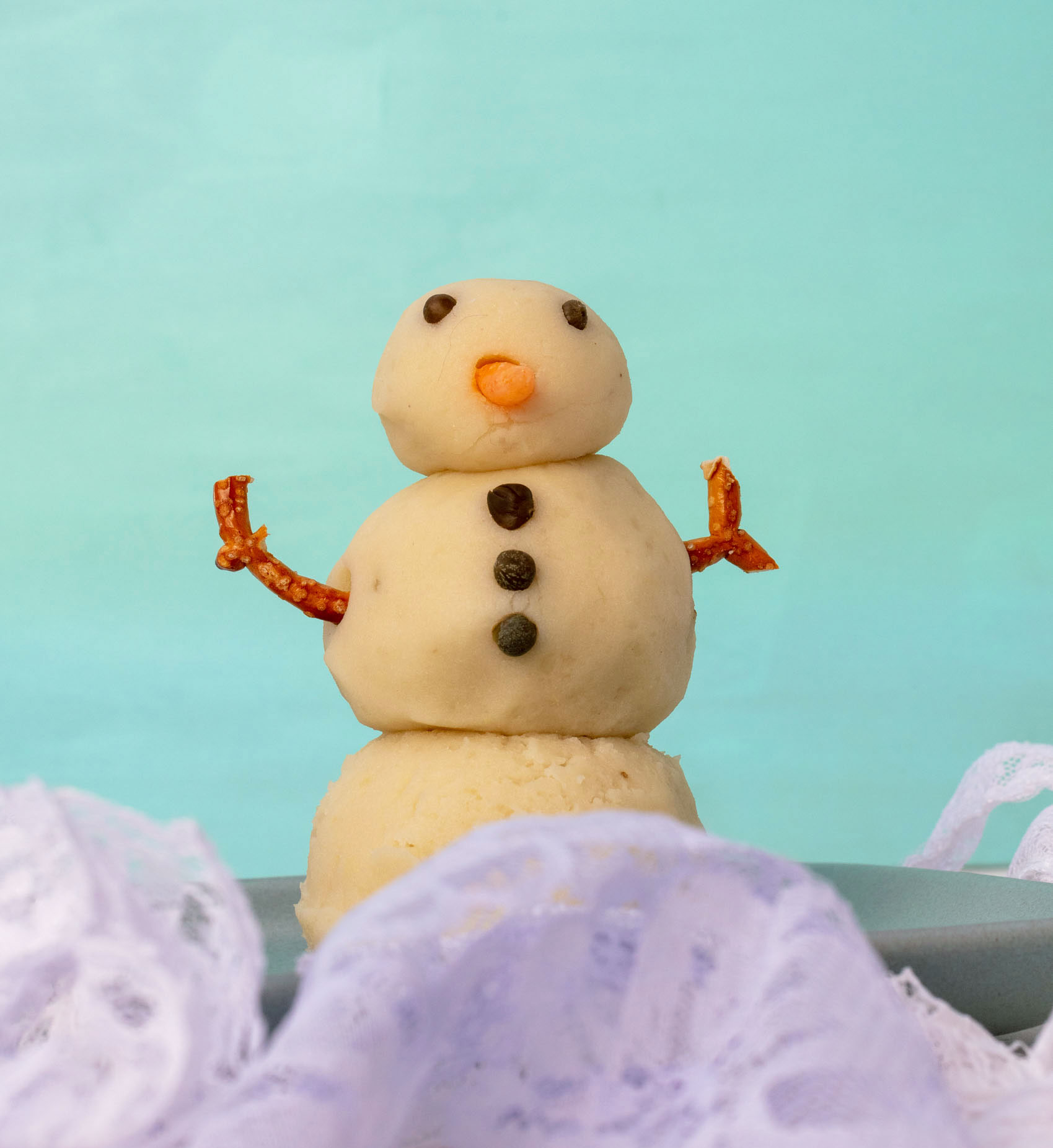 Snowman/snowwoman made of mashed potatoes