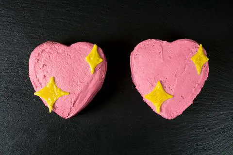 vegan sparkle heart emoji cake