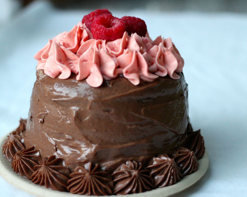 Vegan raspberry nutella cake