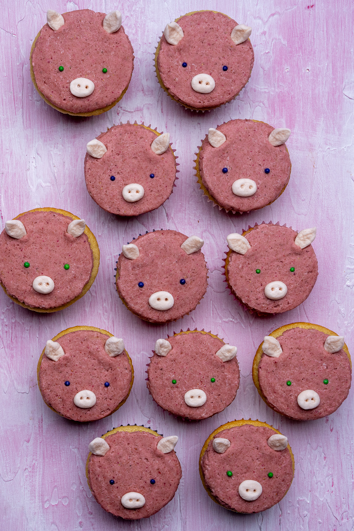 12 vegan strawberry pig cupcakes.