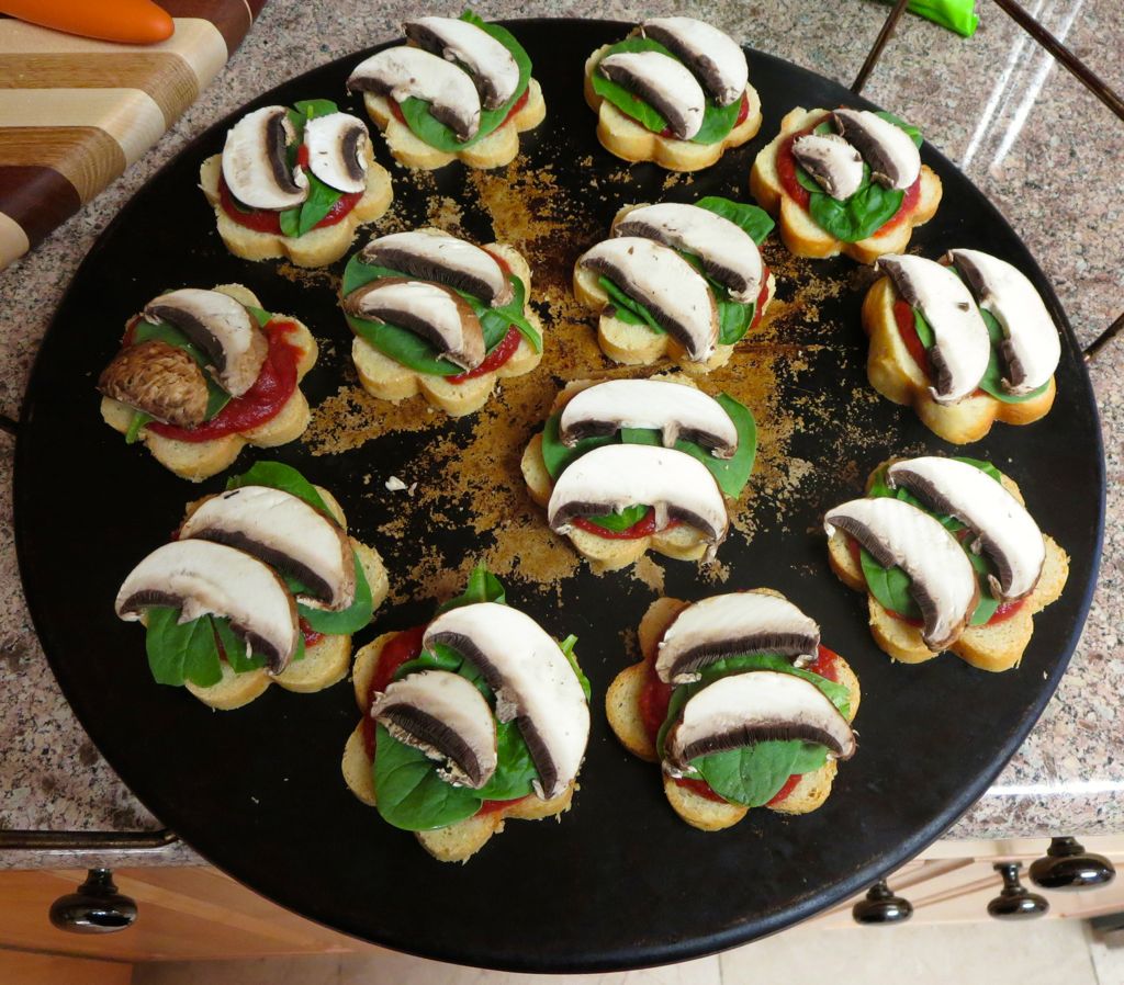 Pizza bites with spinach and mushrooms