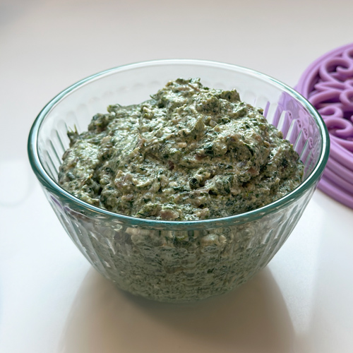 vegan spinach ravioli filling in a bowl