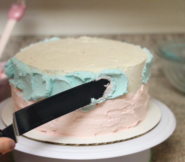 frosting the vegan pastel cake