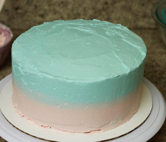 frosting the vegan pastel cake