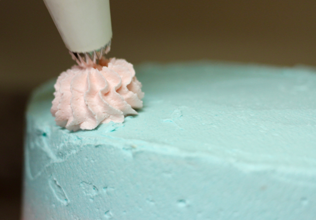 frosting the vegan pastel cake