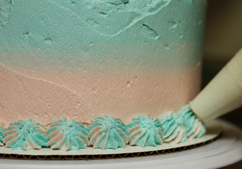 frosting the vegan pastel cake